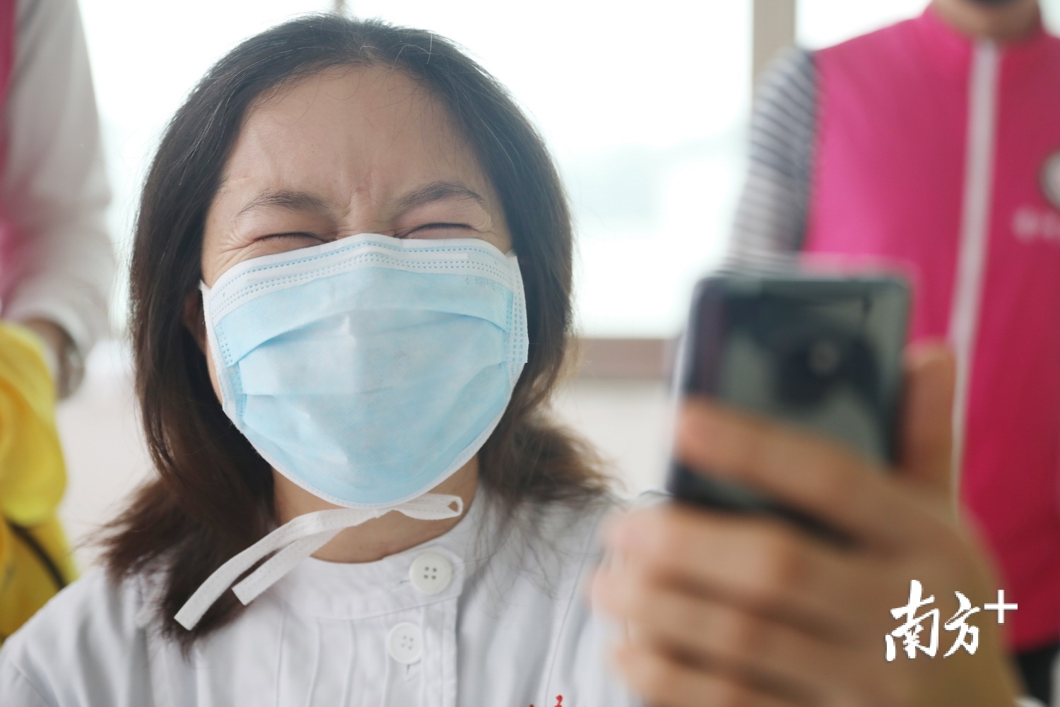 疫情期间，香洲义工走进中大五院为医护人员理发。看着自己的新发型，“白衣天使”乐得眼睛眯成了一条线。