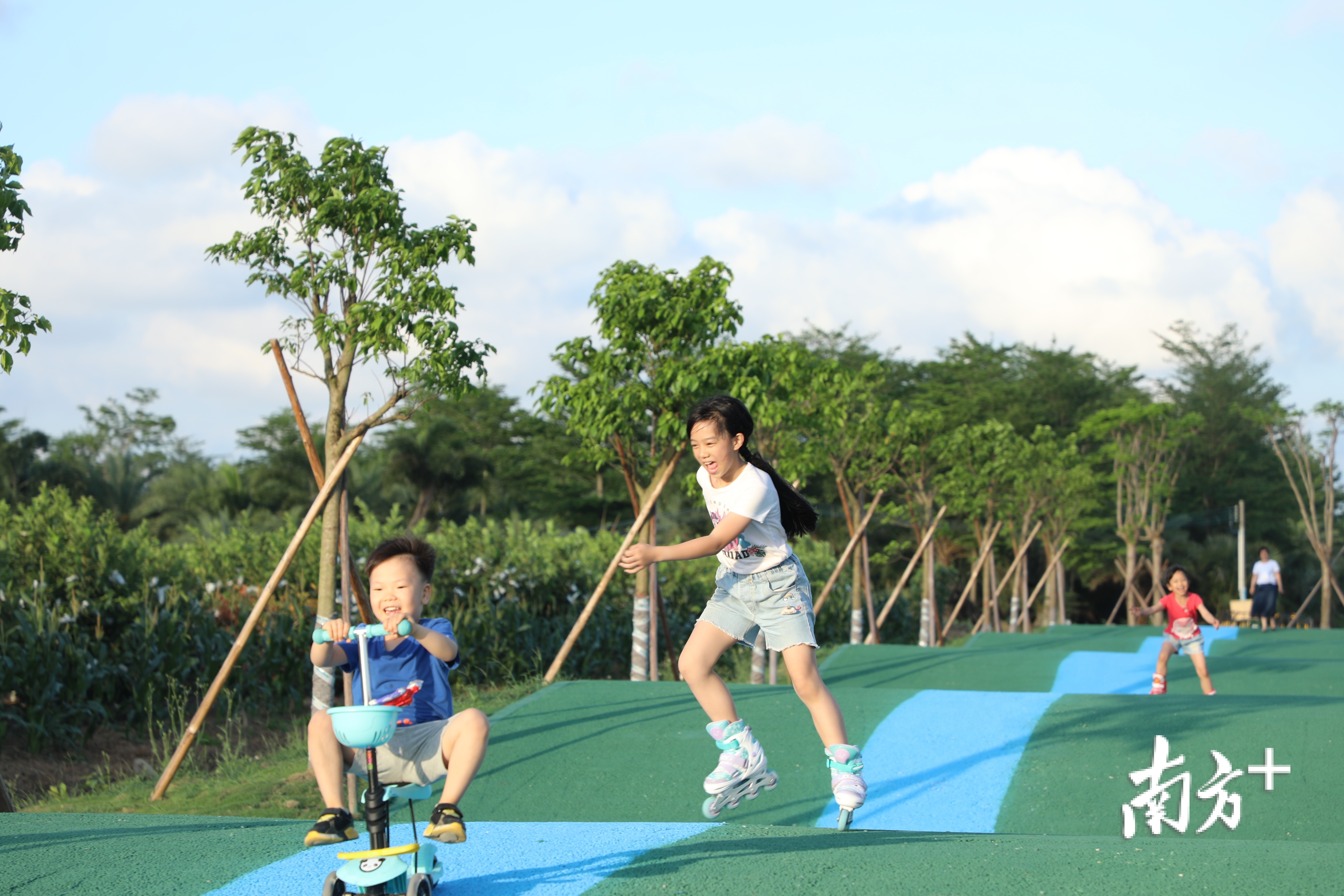 儿童在海皮沟的游乐设施中嬉戏