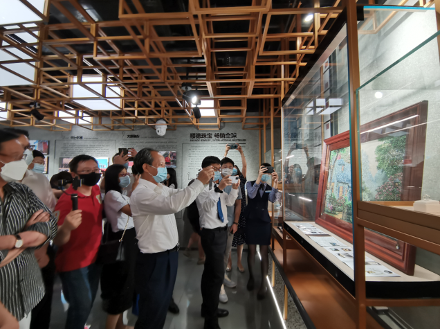 佛山市委副书记、顺德区委书记郭文海（图中）正在参观。