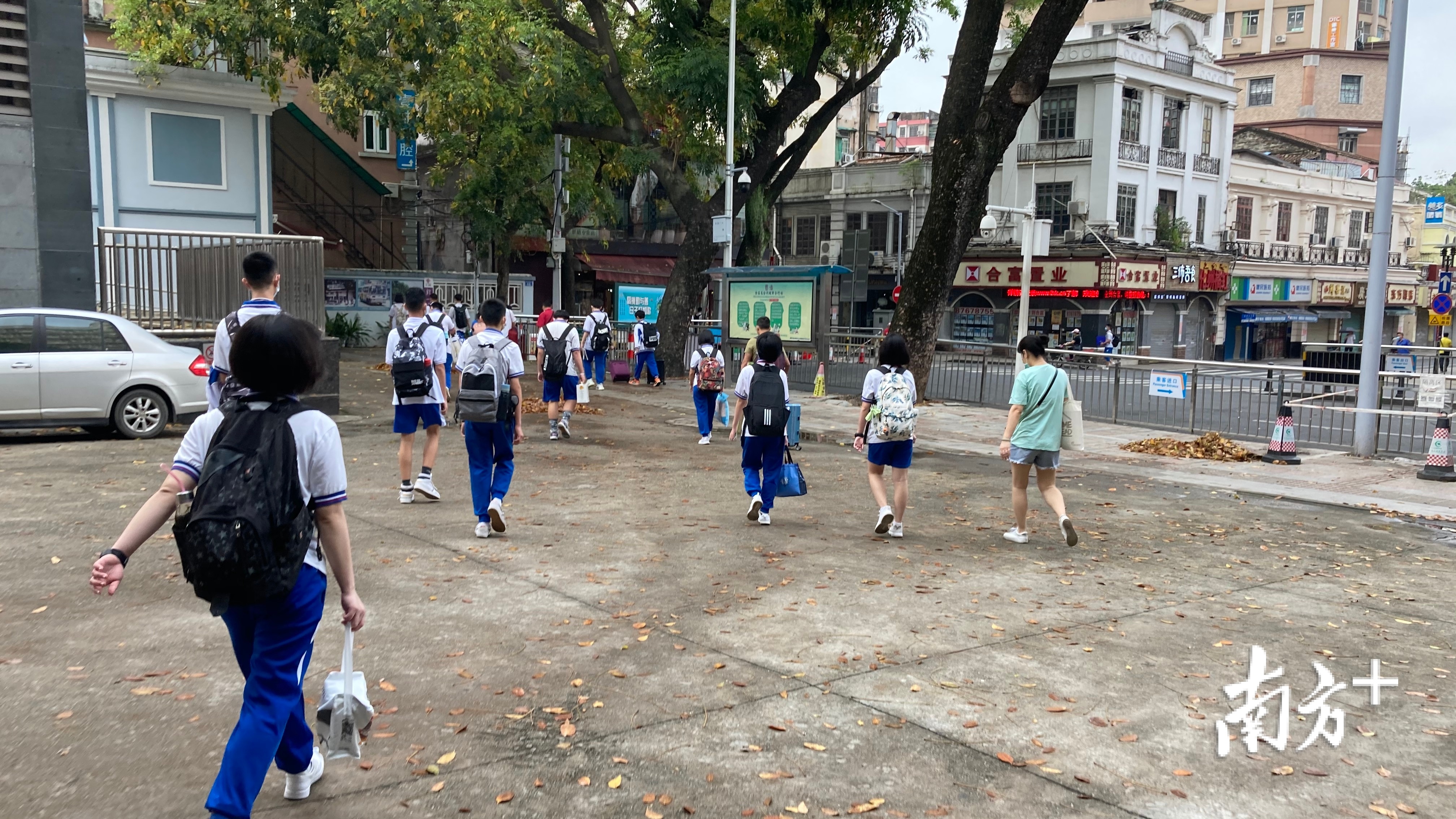 东山口地铁站，不少学生步行前往学校。