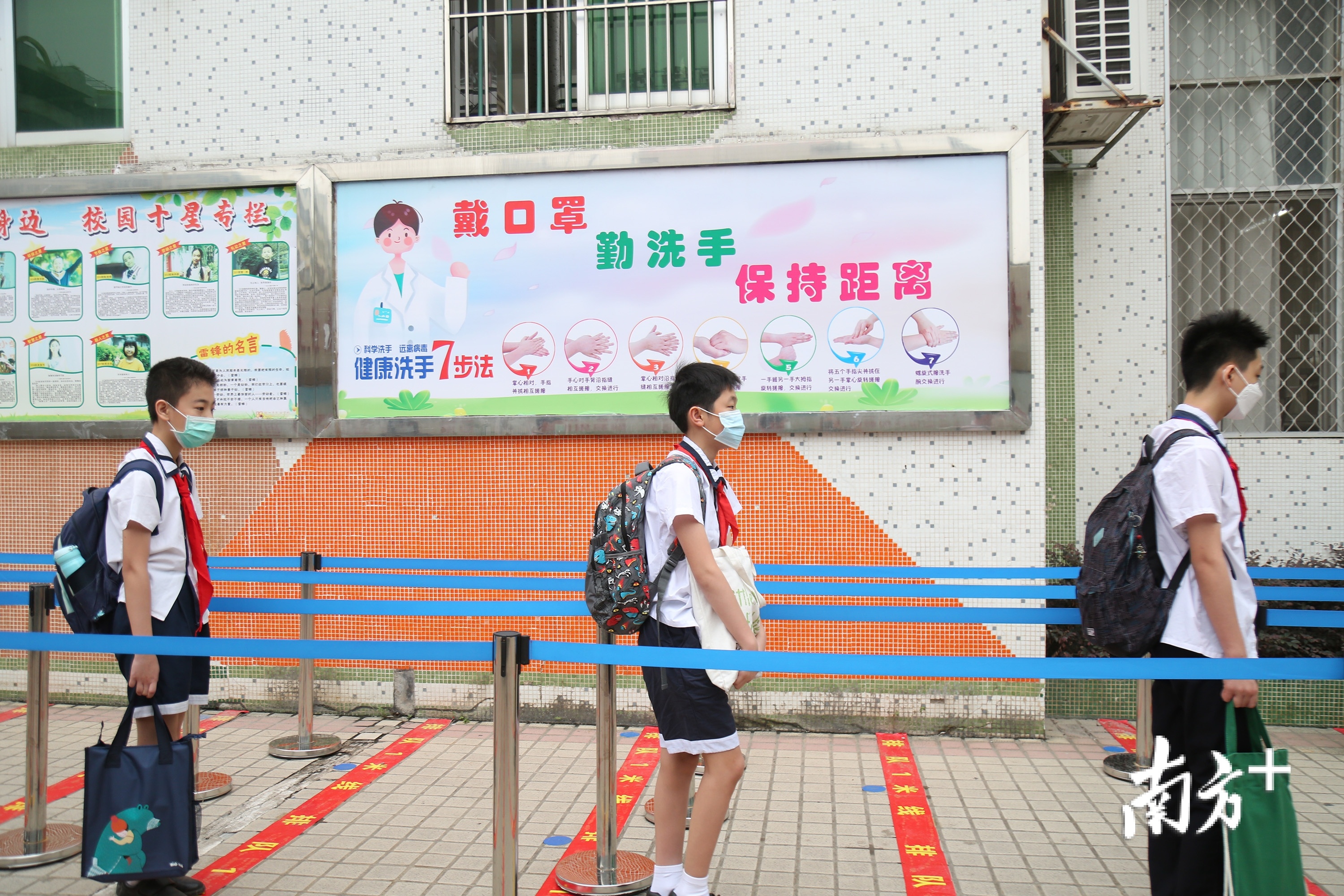 潮州市实验学校的学生们有序进入校园。 潮州市实验学校的学生们有序进入校园。