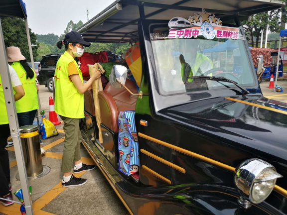 11日上午,三水中学附属初中迎来第二批返校学生了。为帮助学生搬运接驳行李,该校特别设置了“胜利专线”电瓶车。学生一到校门口,等候在“胜利专线”旁的老师们便马上帮学生们搬运行李。