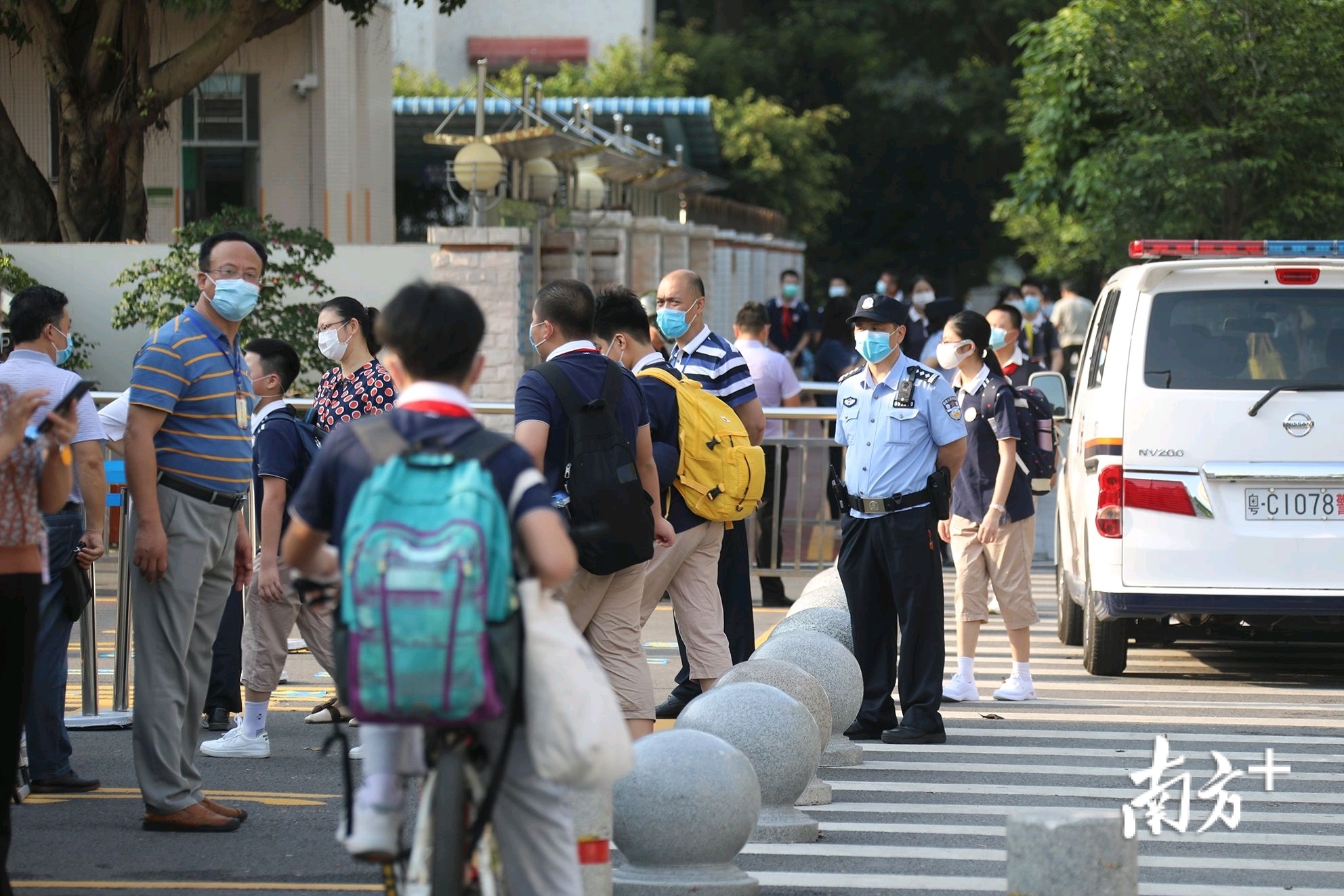 民警在校门口执勤