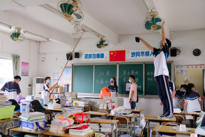 三水中学高二学生返校后,有序进行教室清洁消毒,随后班主任开展复学第一课。 三水中学高二学生返校后,有序进行教室清洁消毒,随后班主任开展复学第一课。