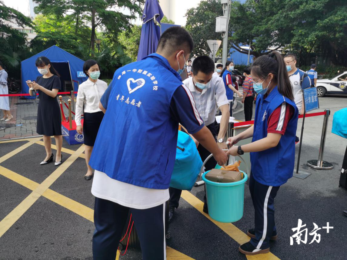 珠海一中附属实验学校组建青年志愿者服务学生返校.