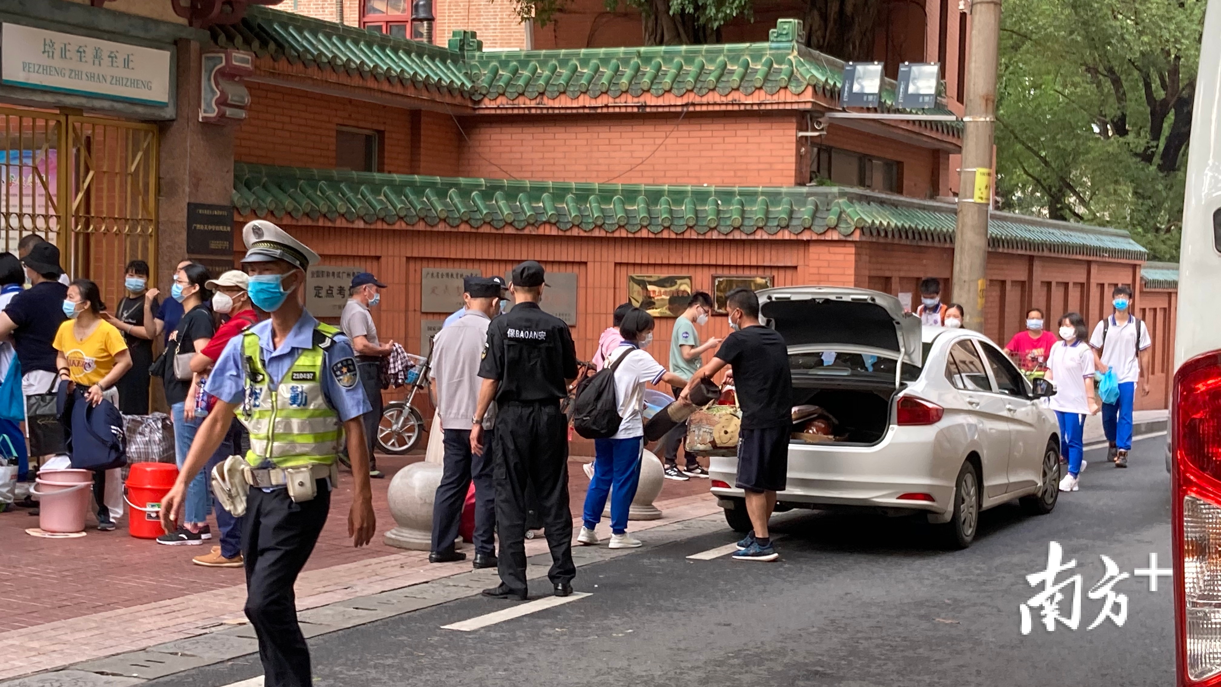 培正中学门口家长送学。