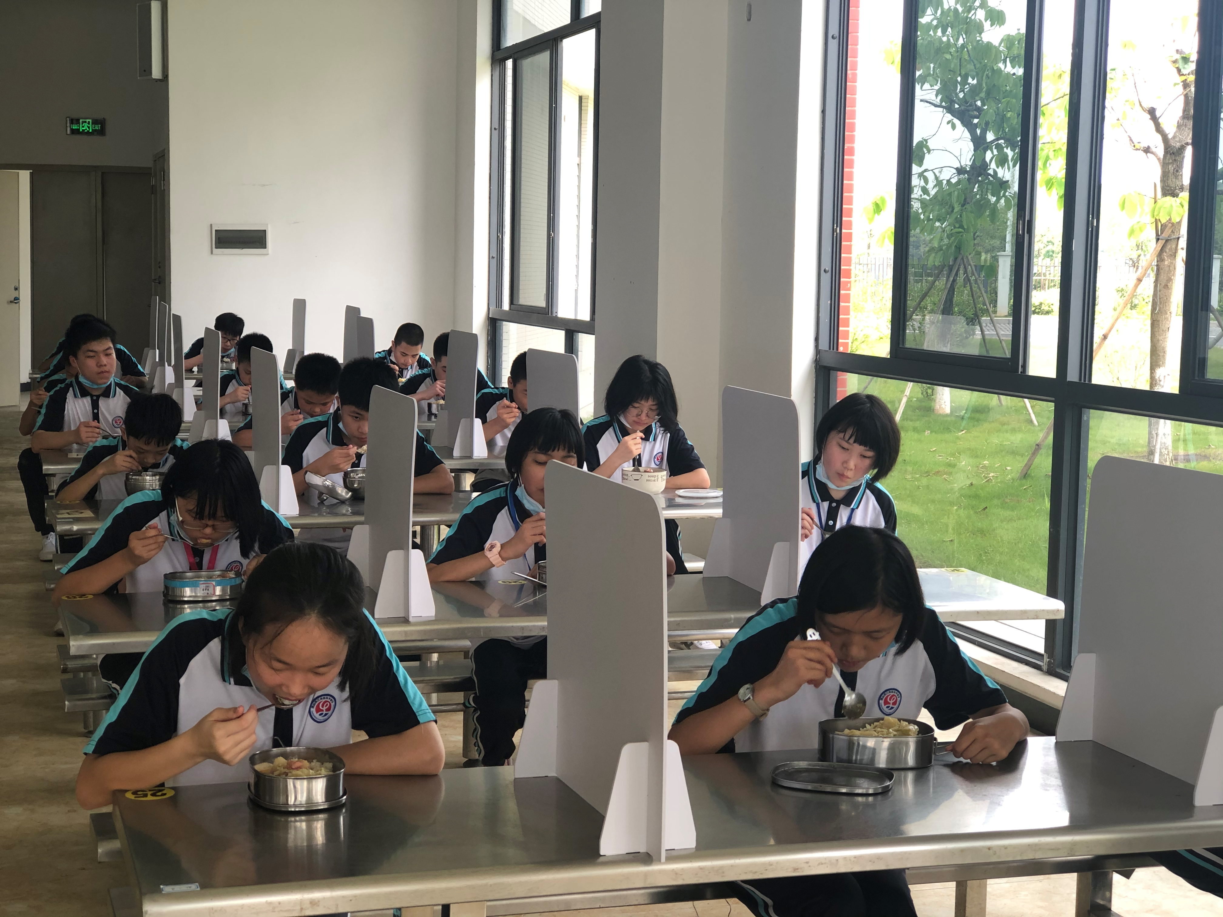 饭点到了!返校学生吃上复学第一餐,学生用餐时餐桌上用隔板隔开。