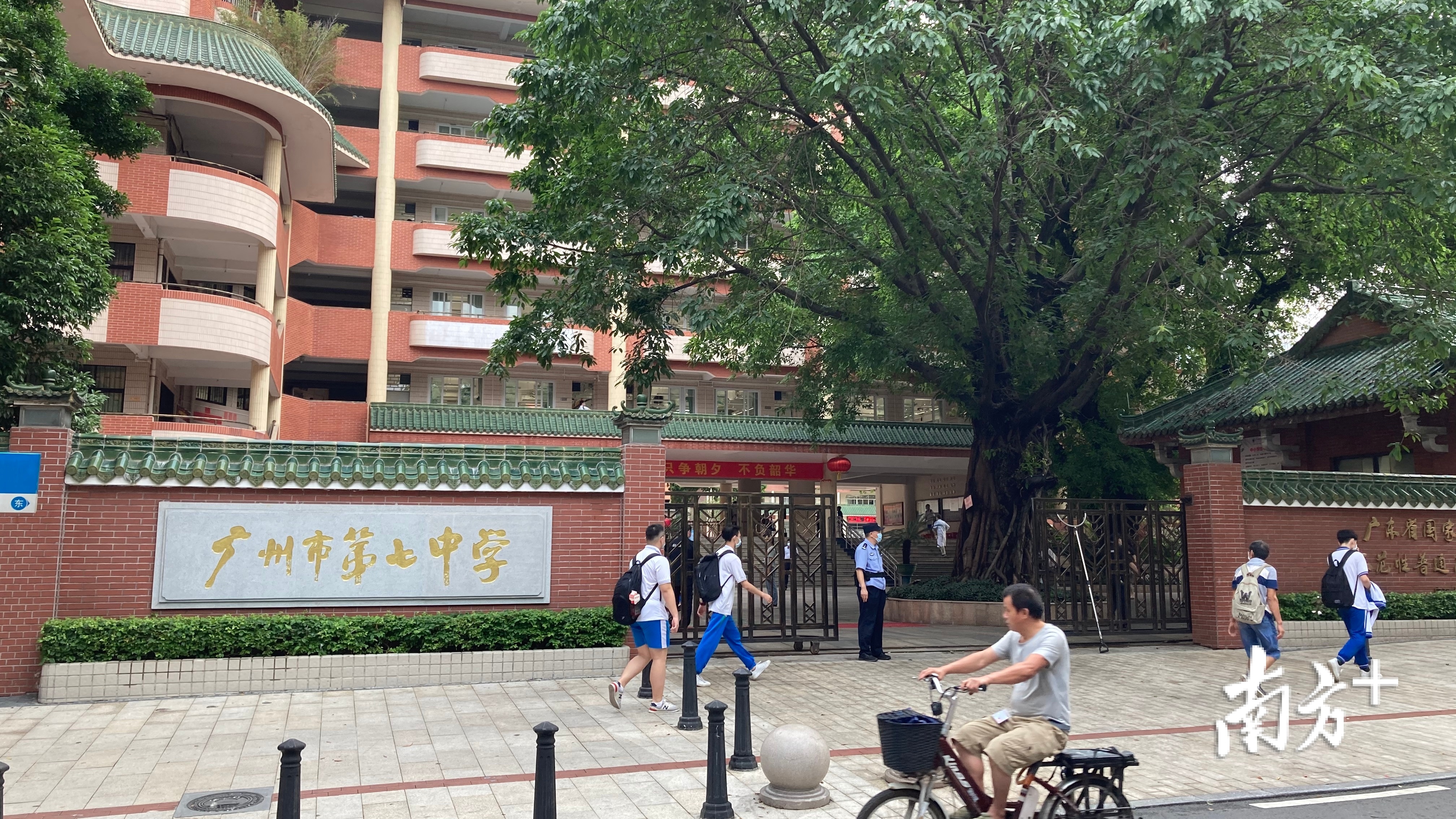 广州市第七中学门口车辆较少。