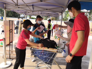 购物车也出动啦!三水区白坭中学采用购物车帮学生搬运行李,在学校门口,“最帅导购”将学生物品放进购物车,物品经过消毒后运送进校。 购物车也出动啦!三水区白坭中学采用购物车帮学生搬运行李,在学校门口,“最帅导购”将学生物品放进购物车,物品经过消毒后运送进校。