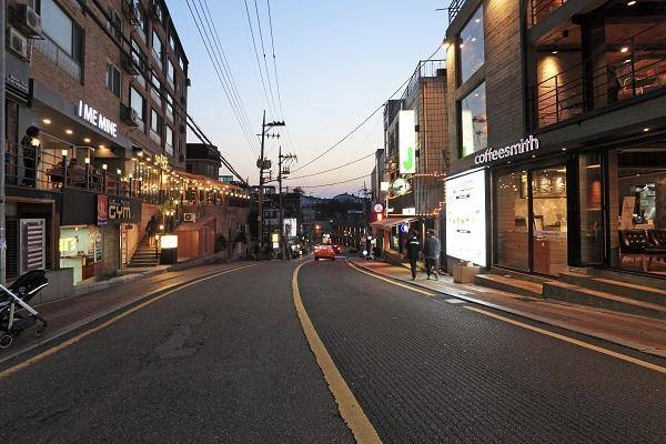 韩国梨泰院中夜店、酒吧密集。
