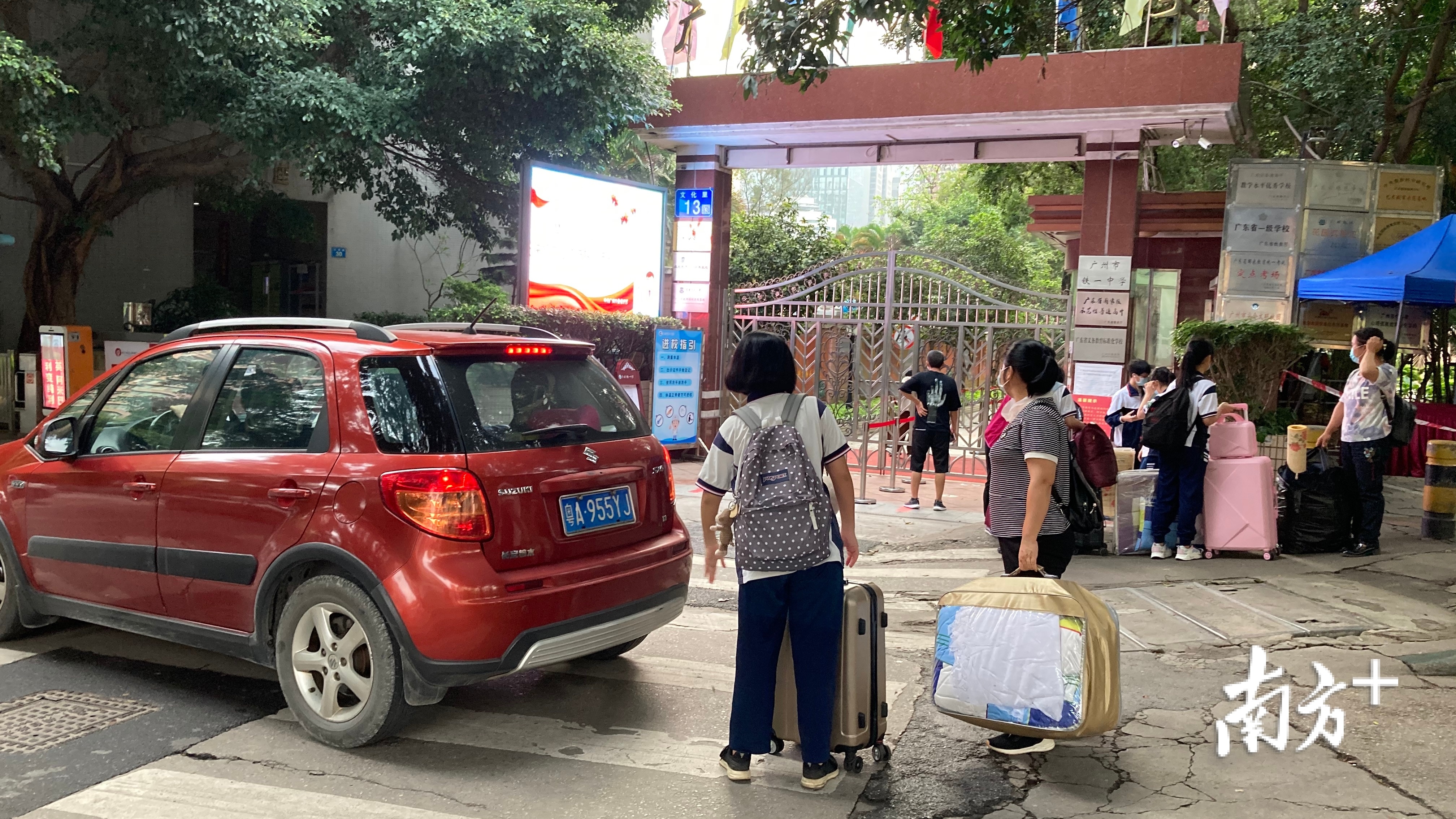 6:23，广州市铁一中学越秀校区门口已有学生等候。
