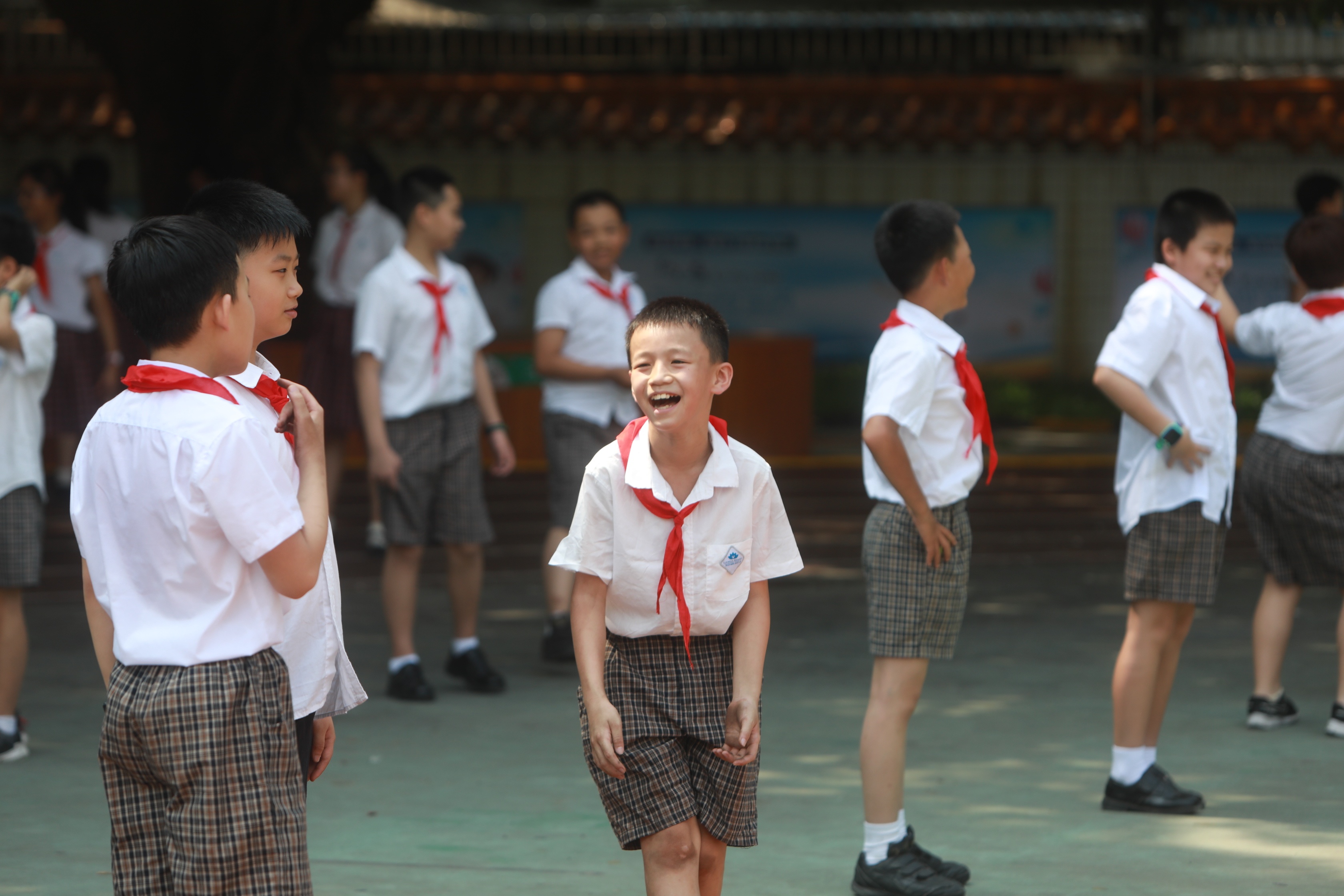 蓮花小學4—6年級學生在教室裡觀看視頻直播,聽校長上