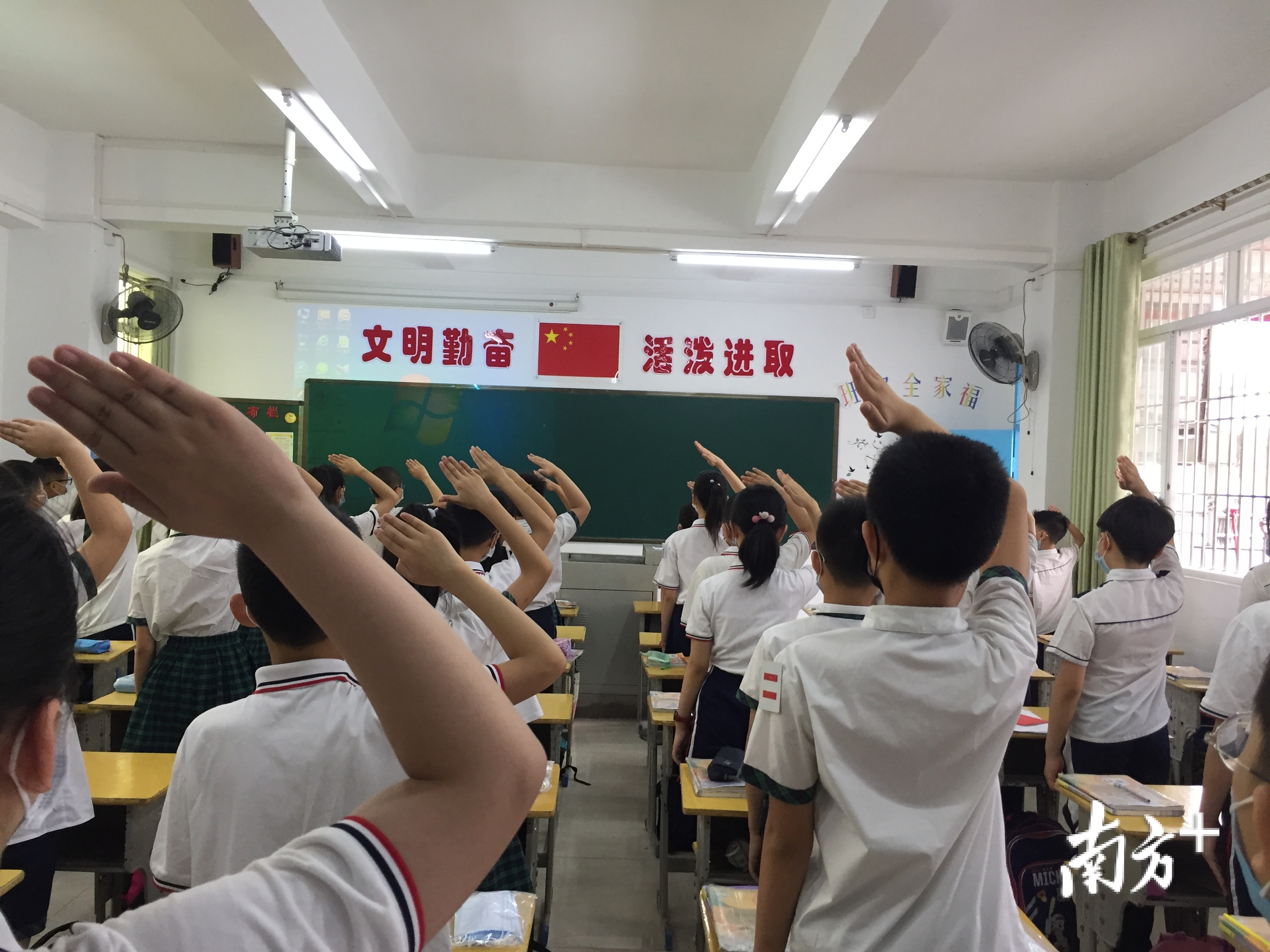 5月11日,湘桥区昌黎路小学举行升旗仪式,部分老师在操场观礼,学生们则