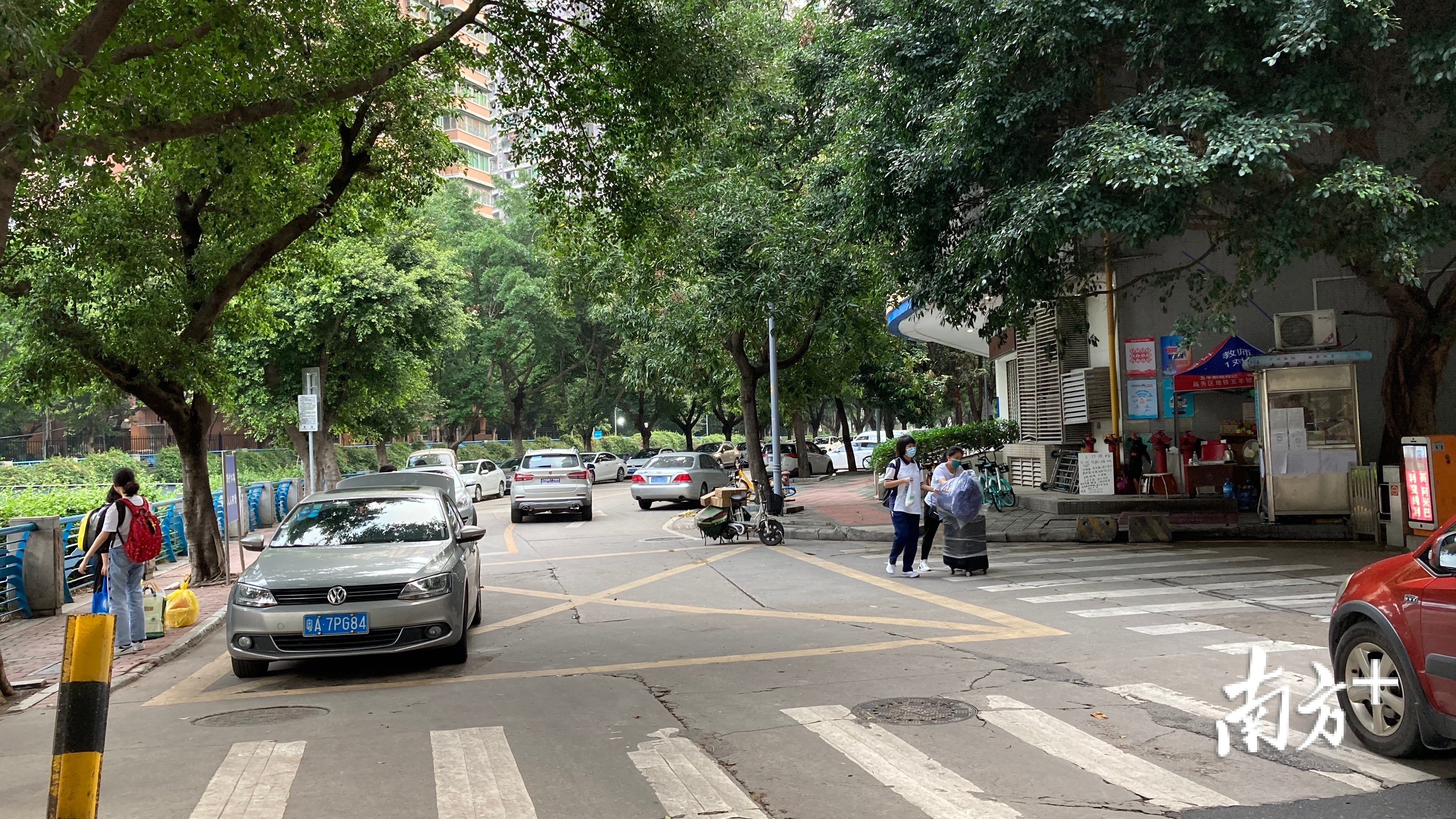 6:23广州市铁一中学越秀校区门口交通畅通。