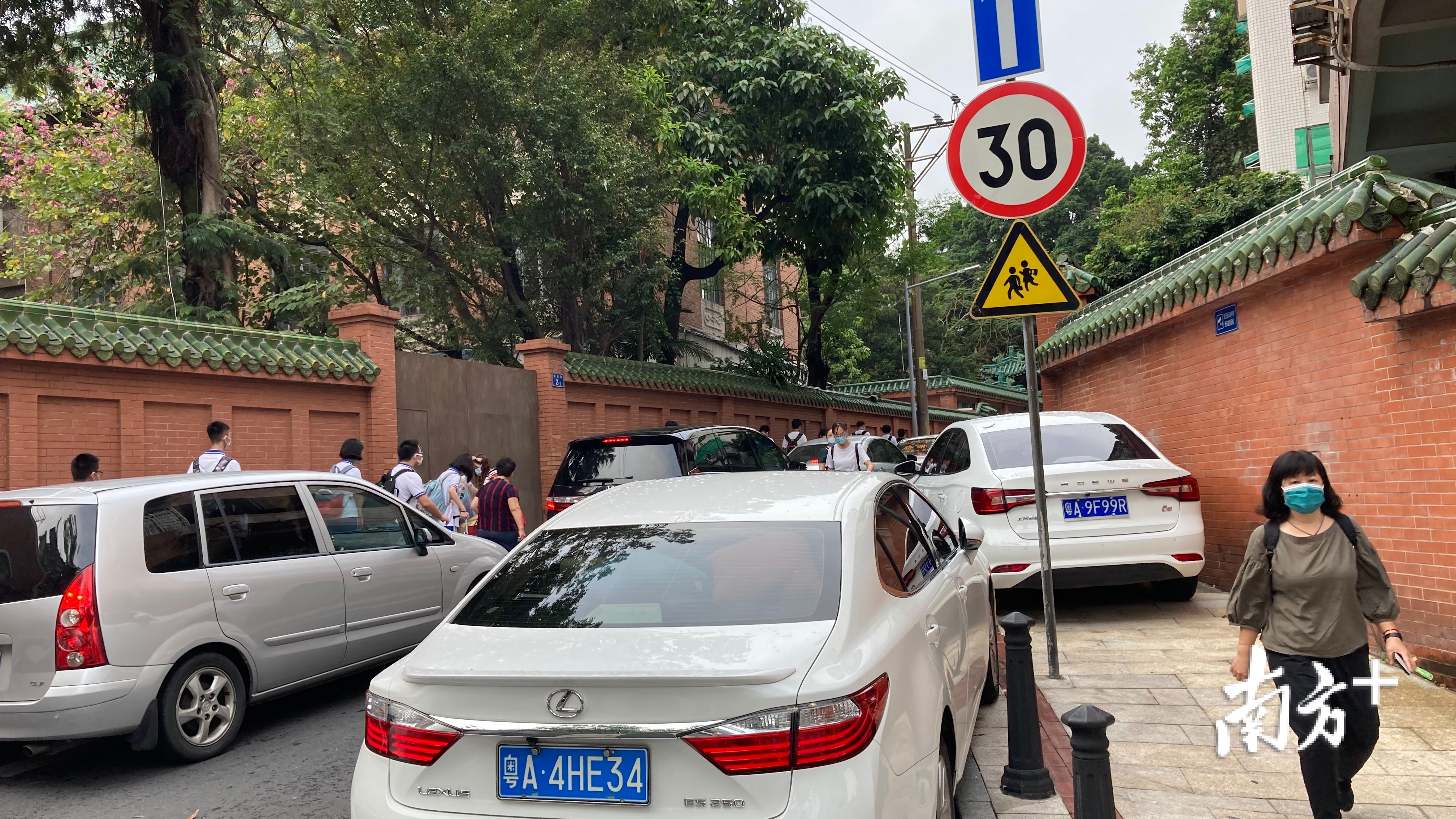 烟墩路与培正路交界附近车辆通行困难。