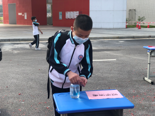 5月11日,三水区乐平中学新校区迎来返校学生。经门口测温、行李消毒、洗手后,学生们回宿舍整理行李。 5月11日,三水区乐平中学新校区迎来返校学生。经门口测温、行李消毒、洗手后,学生们回宿舍整理行李。