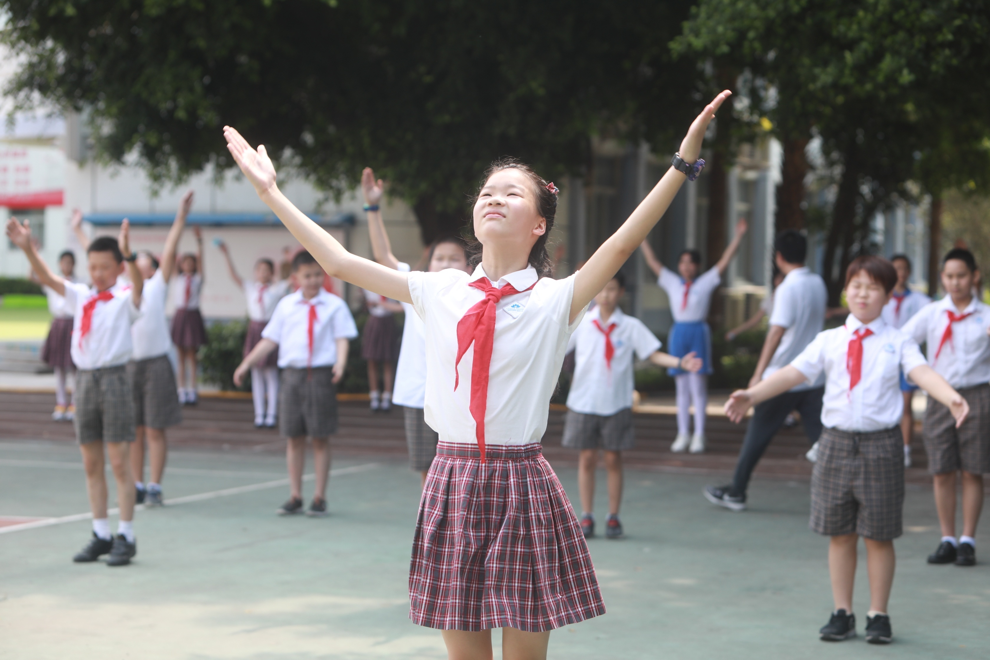 视频脱口罩上体育课啦深圳首批返校小学生终于再见面