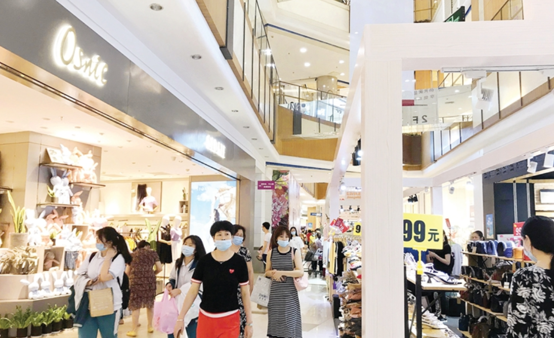 市区商场客流量明显增大。张艺明 摄