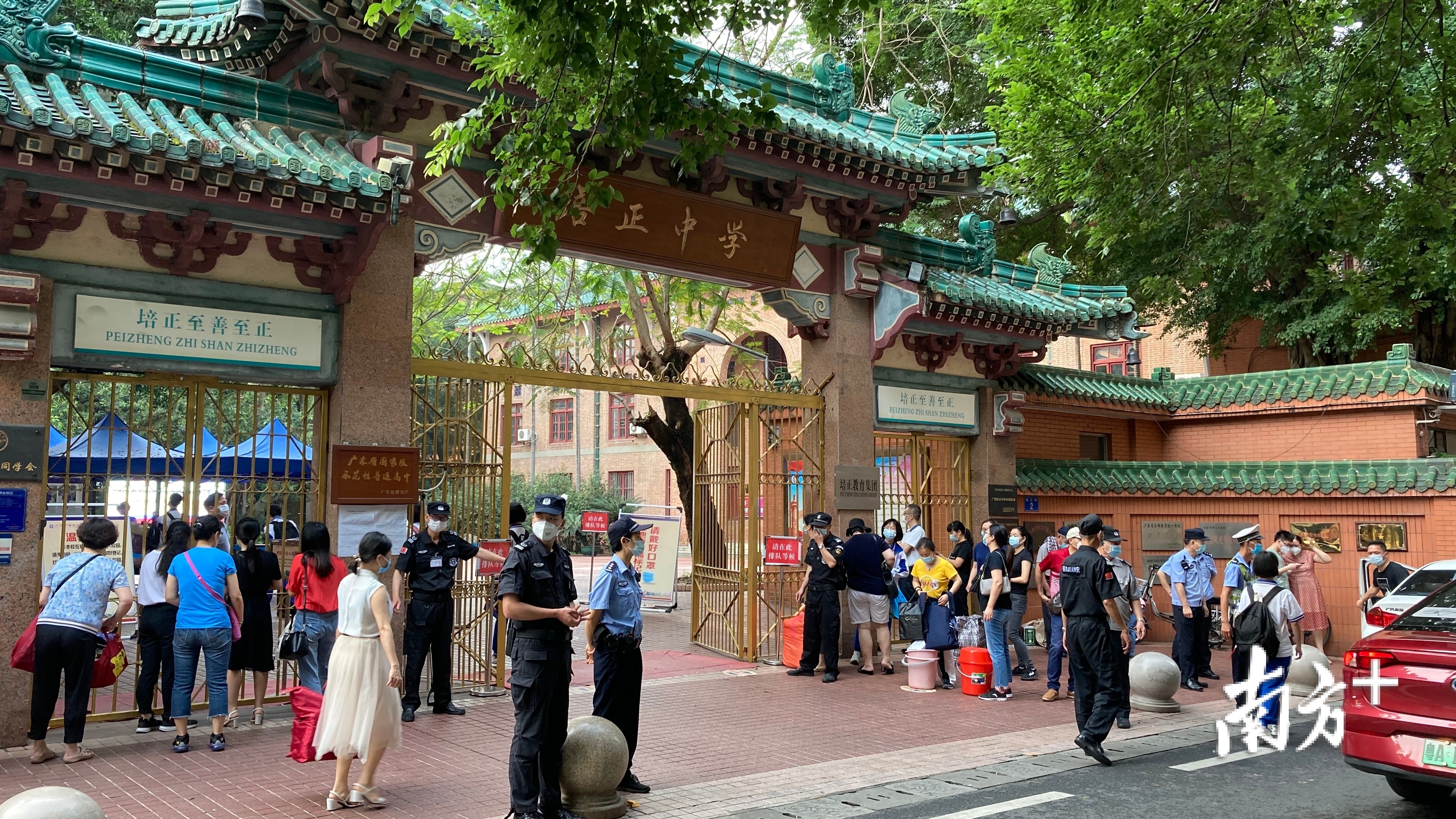 培正中学门口。