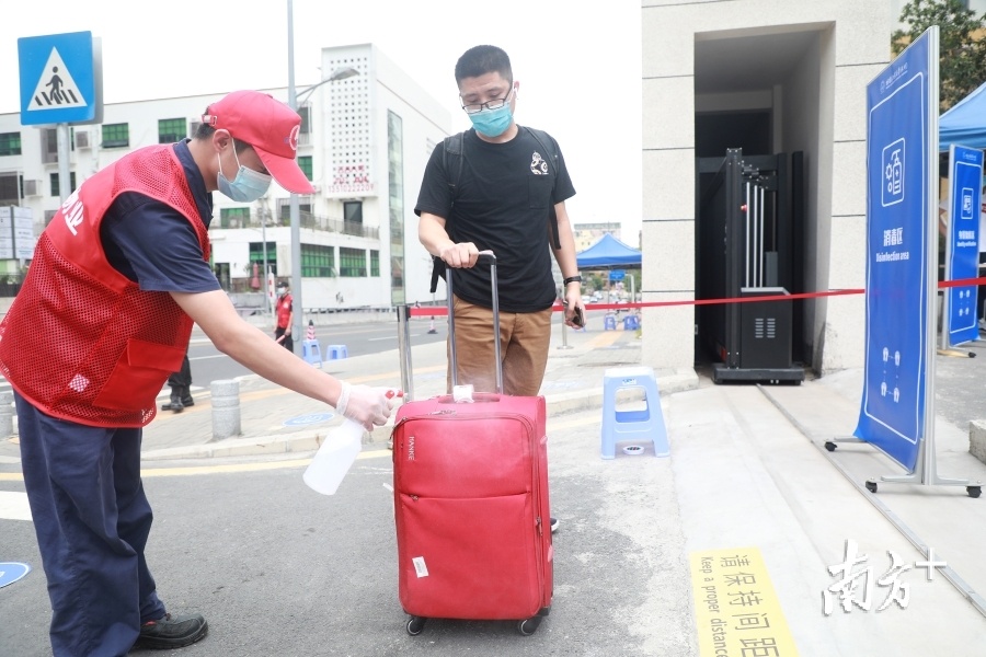 工作人员为学生的行李消毒 工作人员为学生的行李消毒