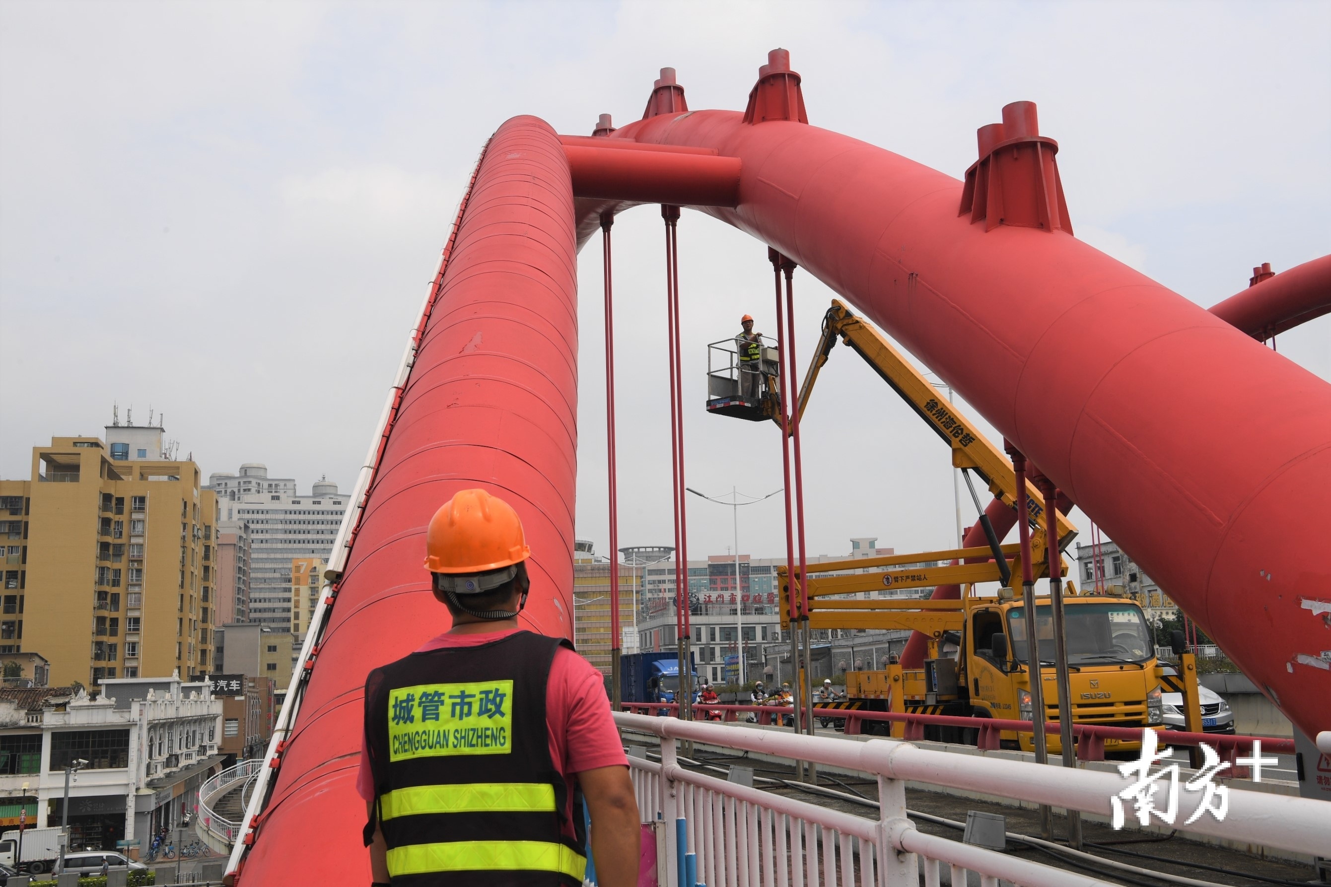 维修人员通过喊话沟通。 维修人员通过喊话沟通。