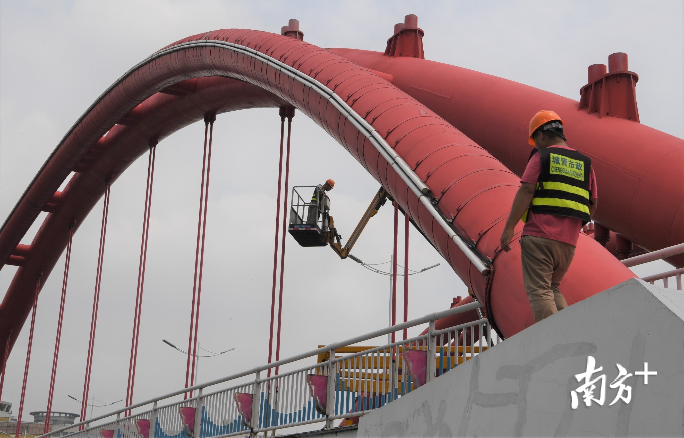 维修人员一上一下协作。 维修人员一上一下协作。