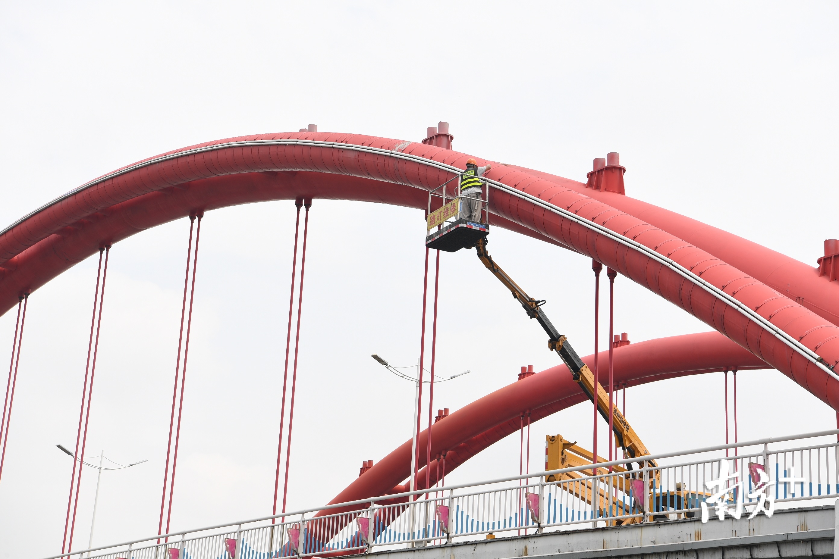 找到损坏灯管,马上进行维修。 找到损坏灯管,马上进行维修。