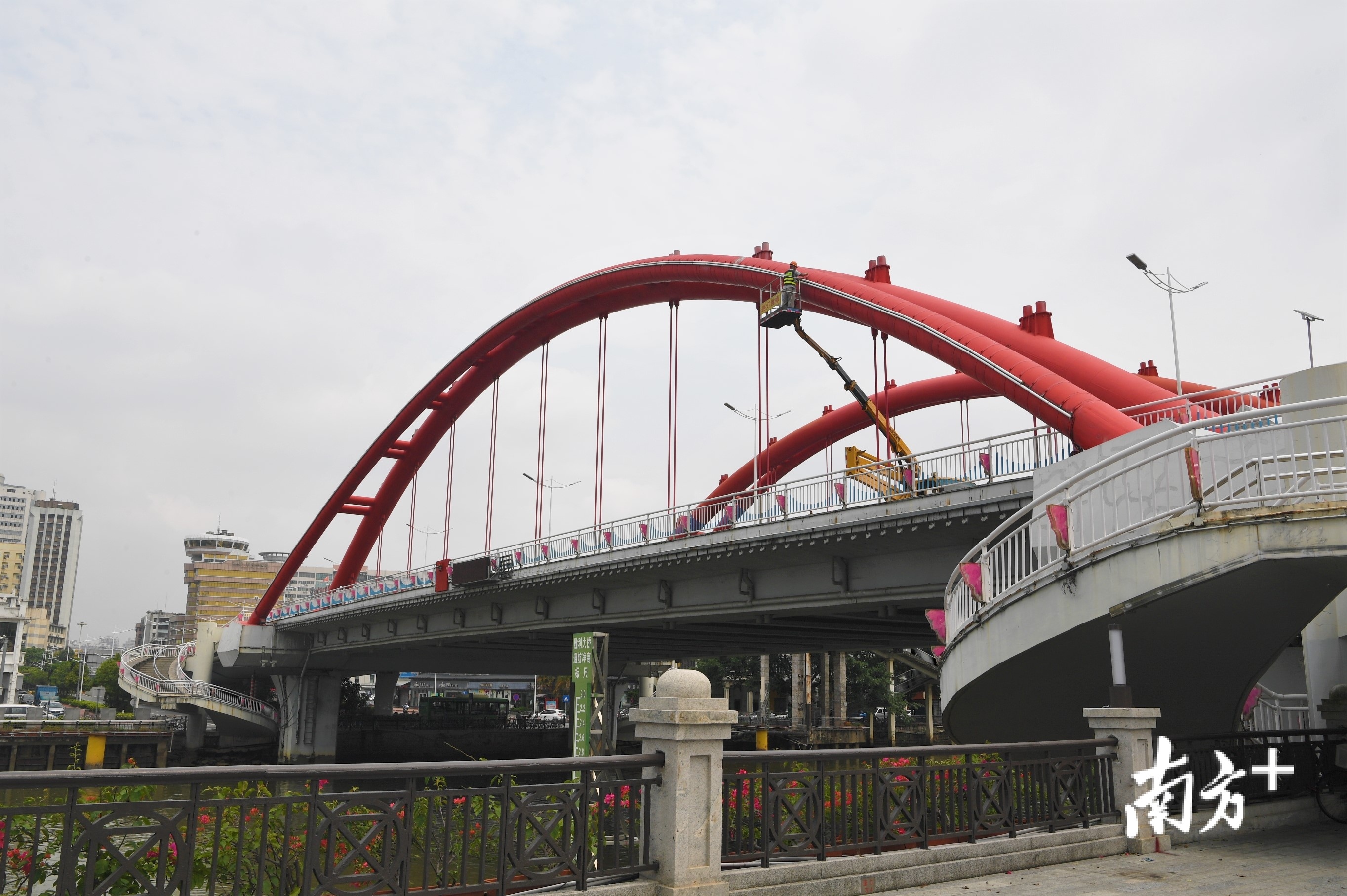 高空作业,考验维修人员的专业素养。 高空作业,考验维修人员的专业素养。