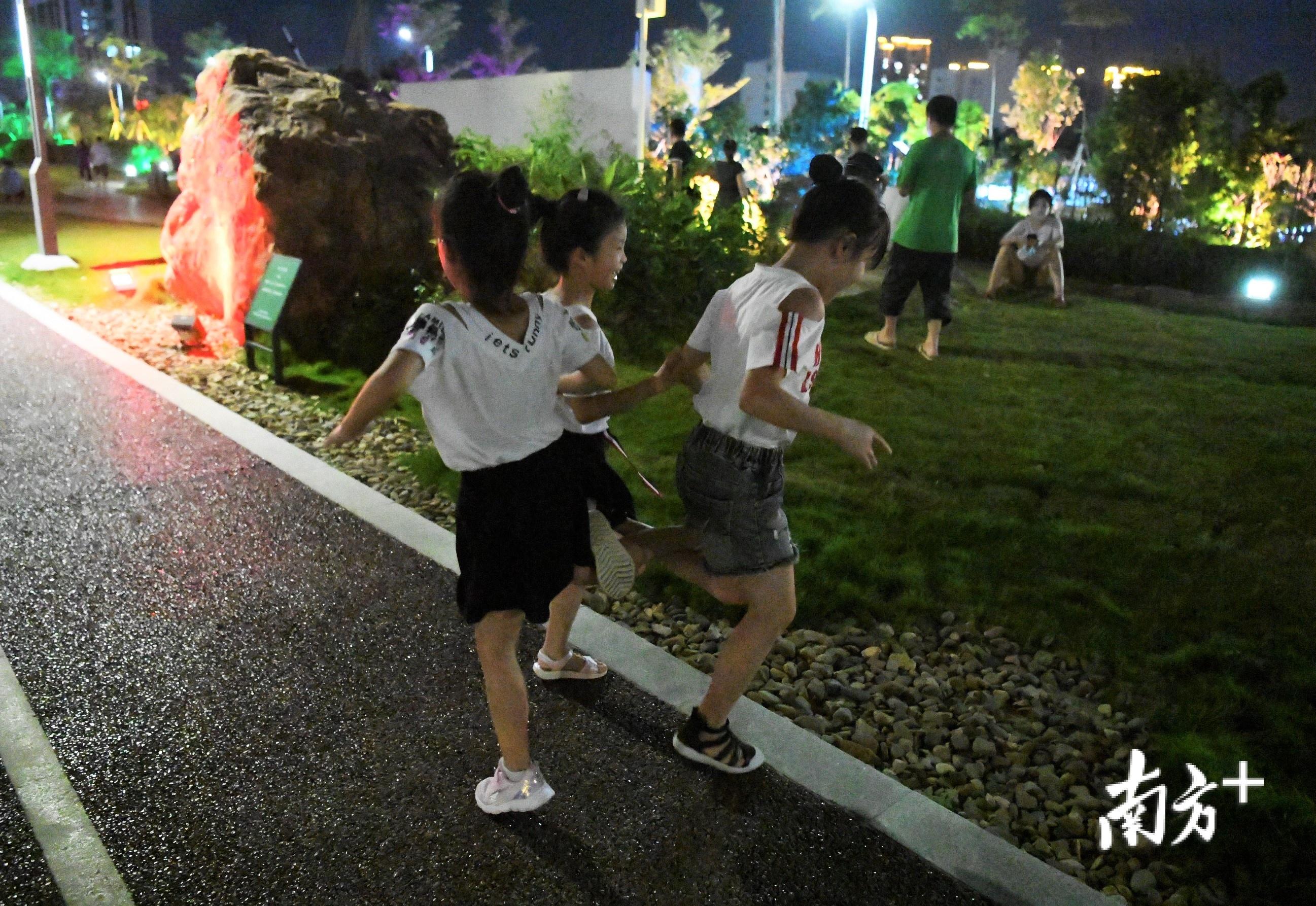 三位小朋友玩起游戏。杨兴乐 摄