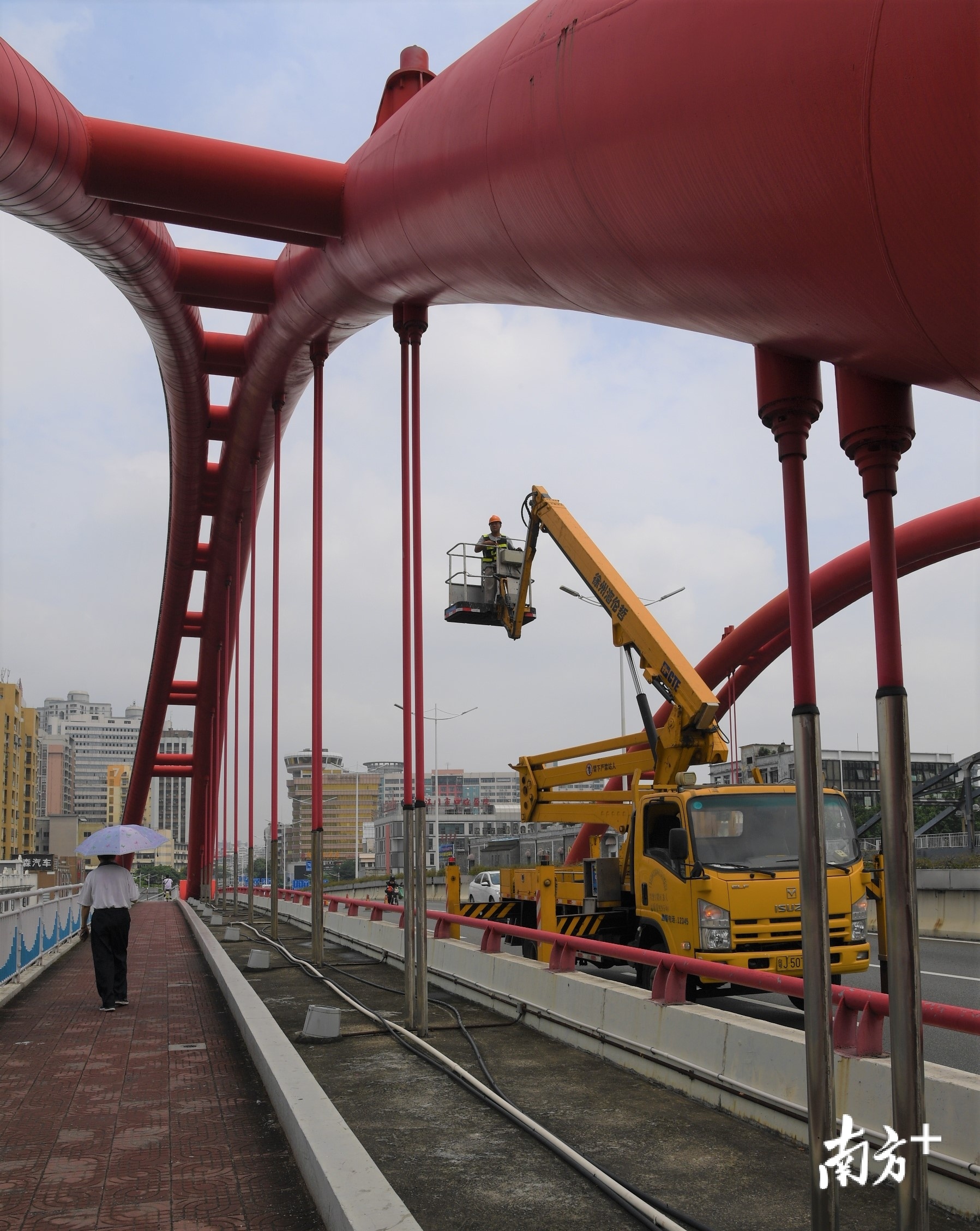 市民路过维修现场。 市民路过维修现场。