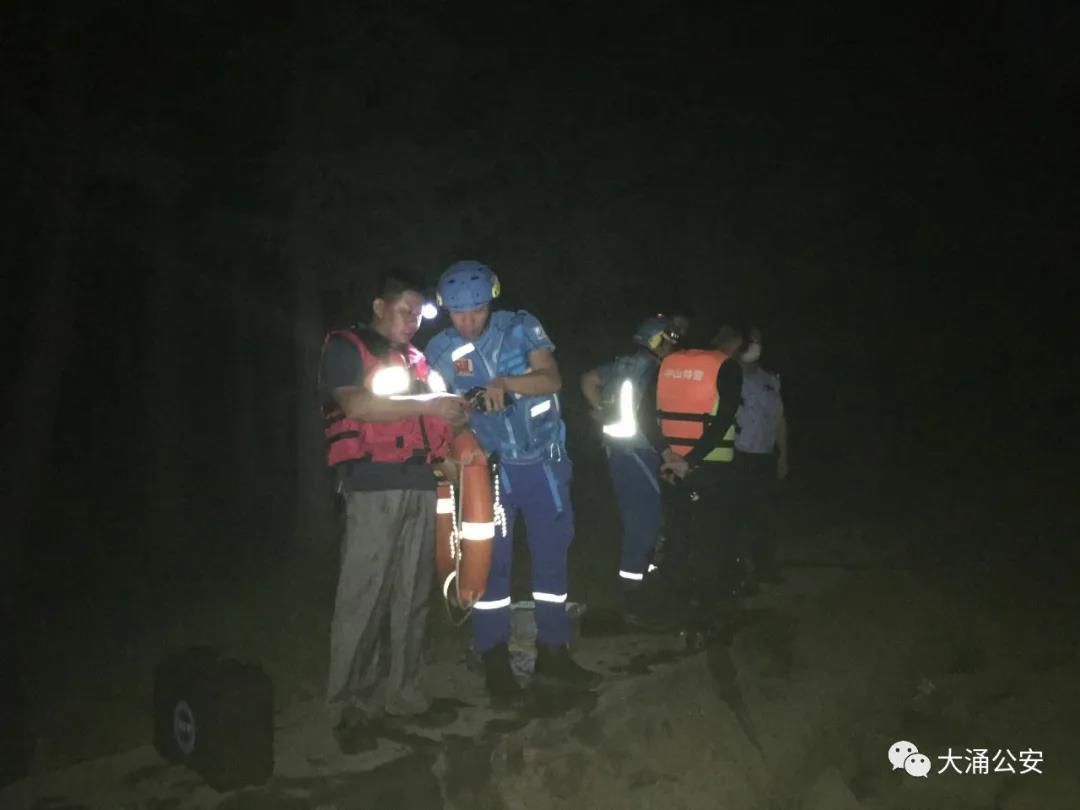 （大涌公安联合海事局、蓝天救援队、市公安局蛙人下水寻人）