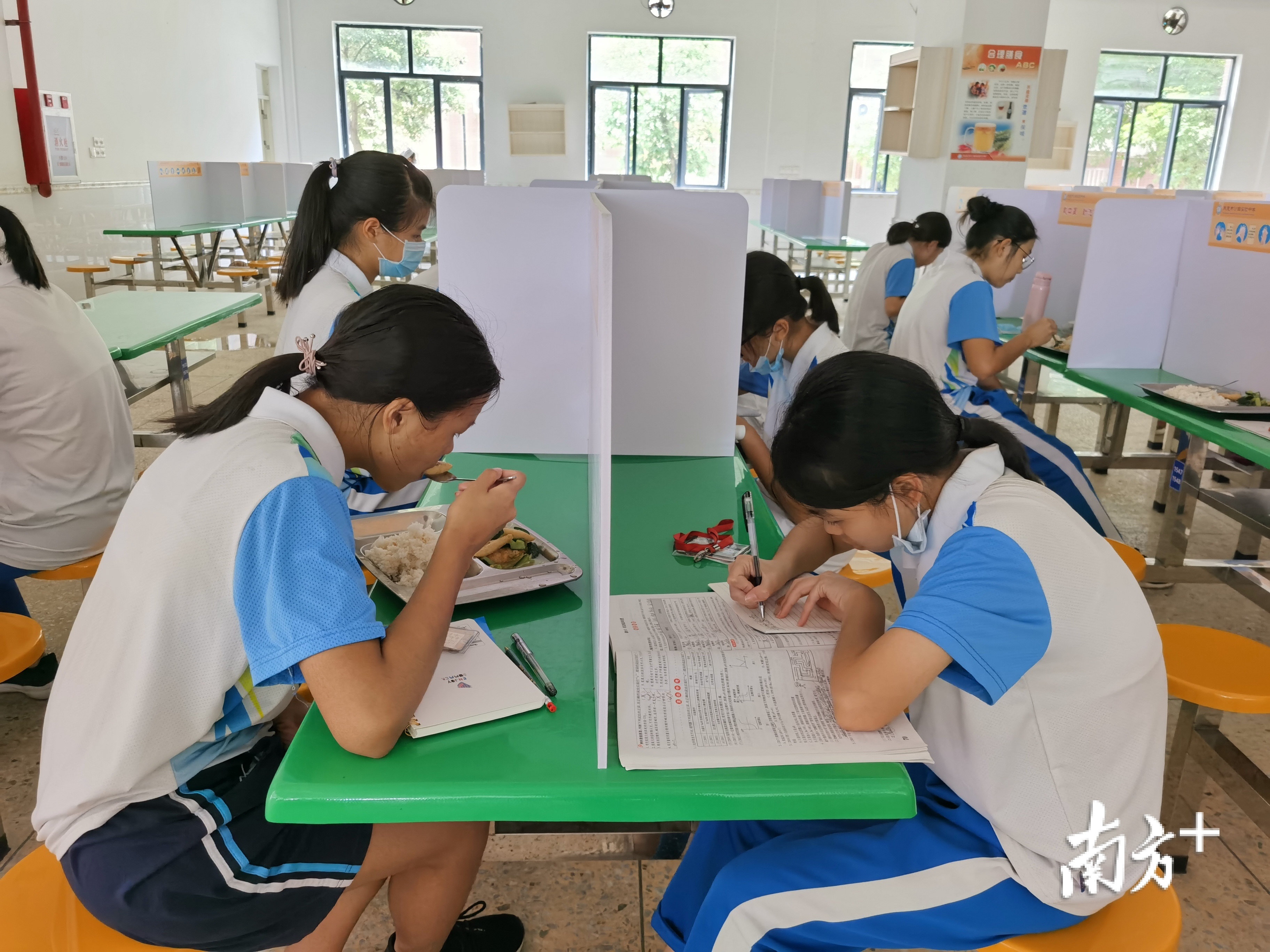 沙田实验中学食堂餐桌做隔开处理,学生用餐一人一座。 沙田实验中学食堂餐桌做隔开处理,学生用餐一人一座。