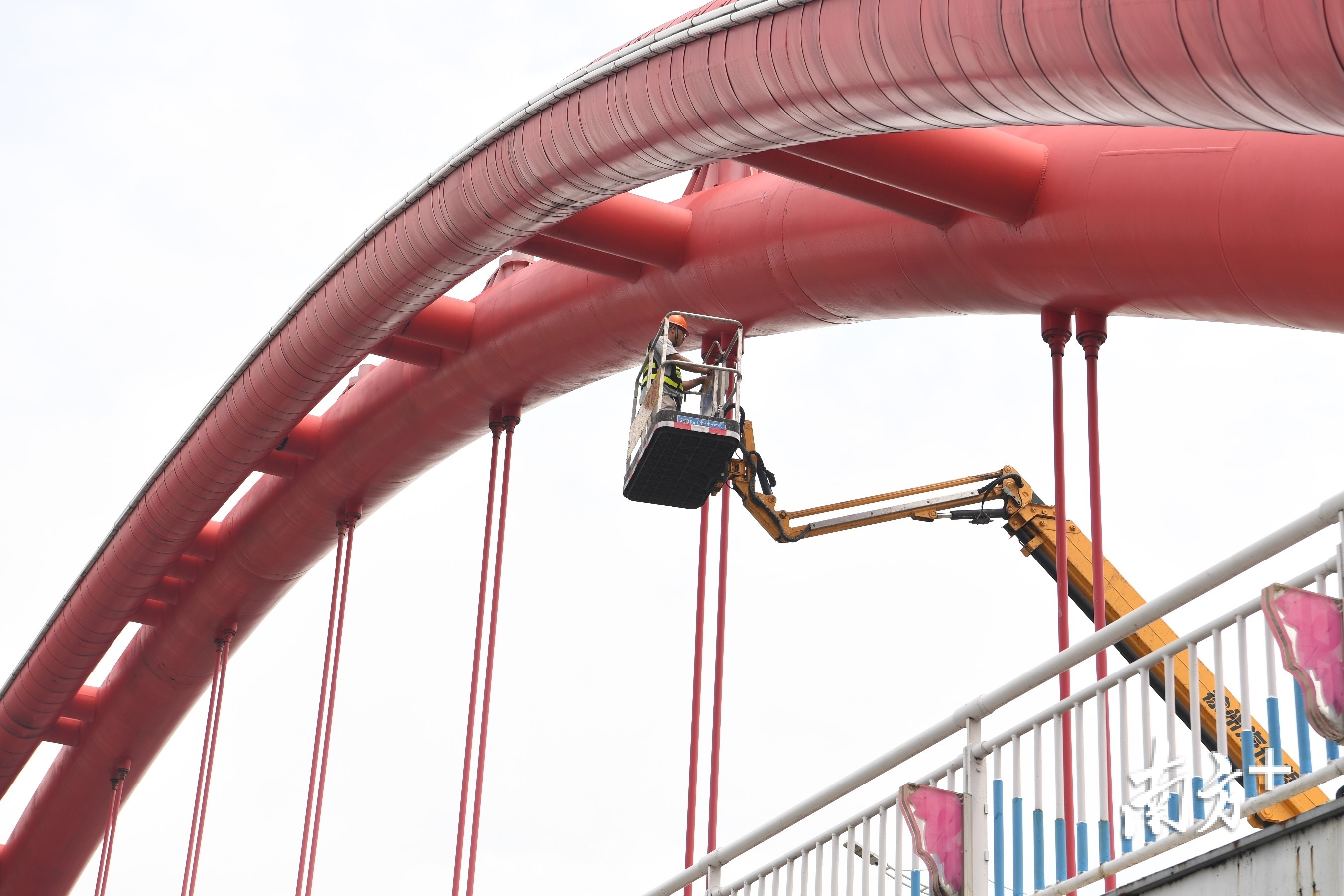 维修人员升上高空。 维修人员升上高空。