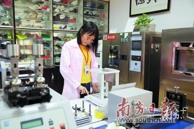 东莞企业康诚新材料的研发人员在工程技术研究中心进行材料研究。南方日报记者 孙俊杰 摄