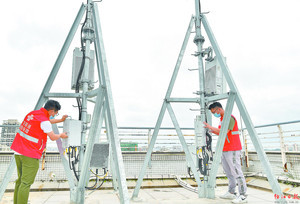 工作人员对新建5G基站进行检查维护。李向东 摄 工作人员对新建5G基站进行检查维护。李向东 摄