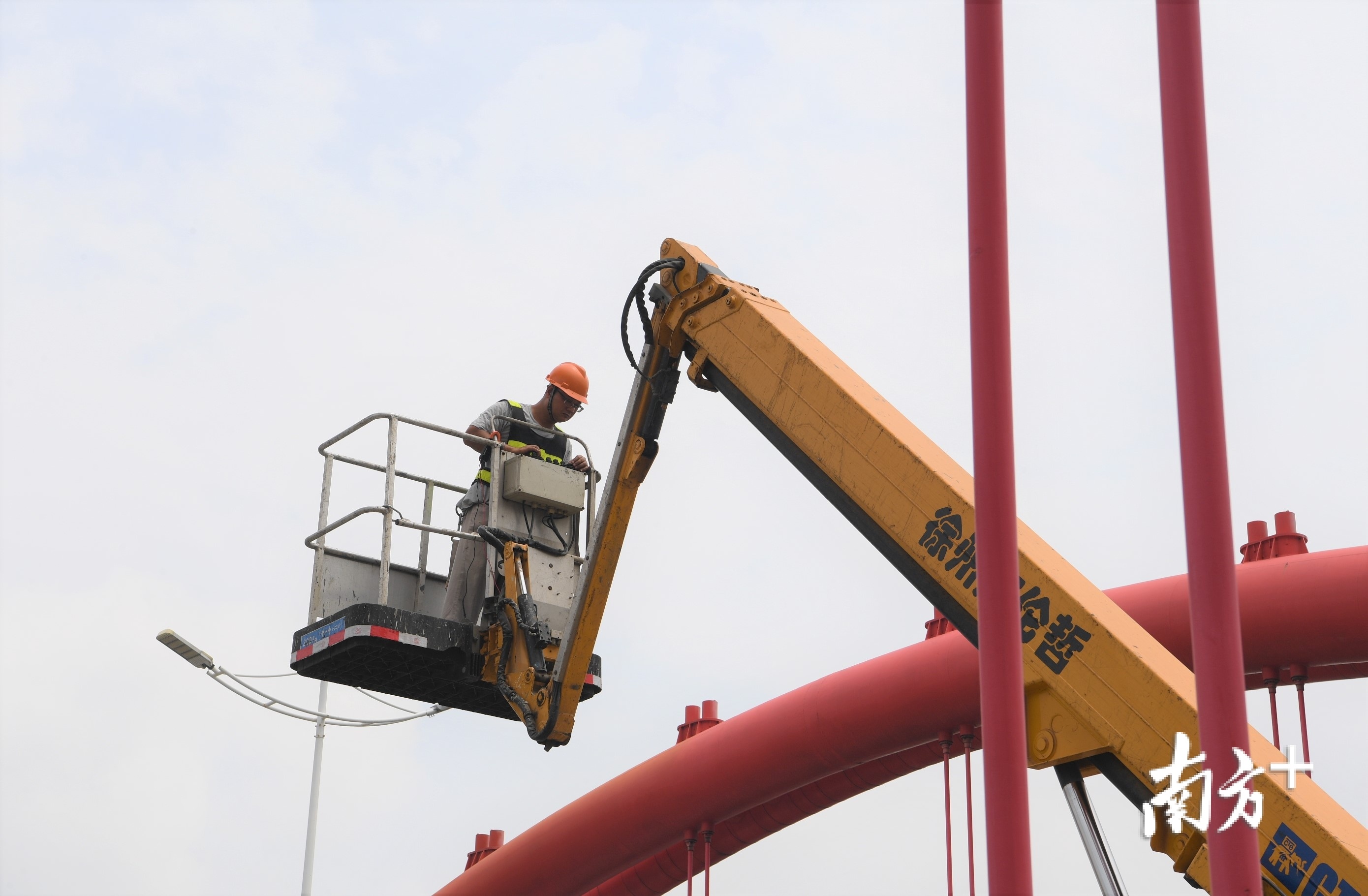 维修人员熟练操作。 维修人员熟练操作。