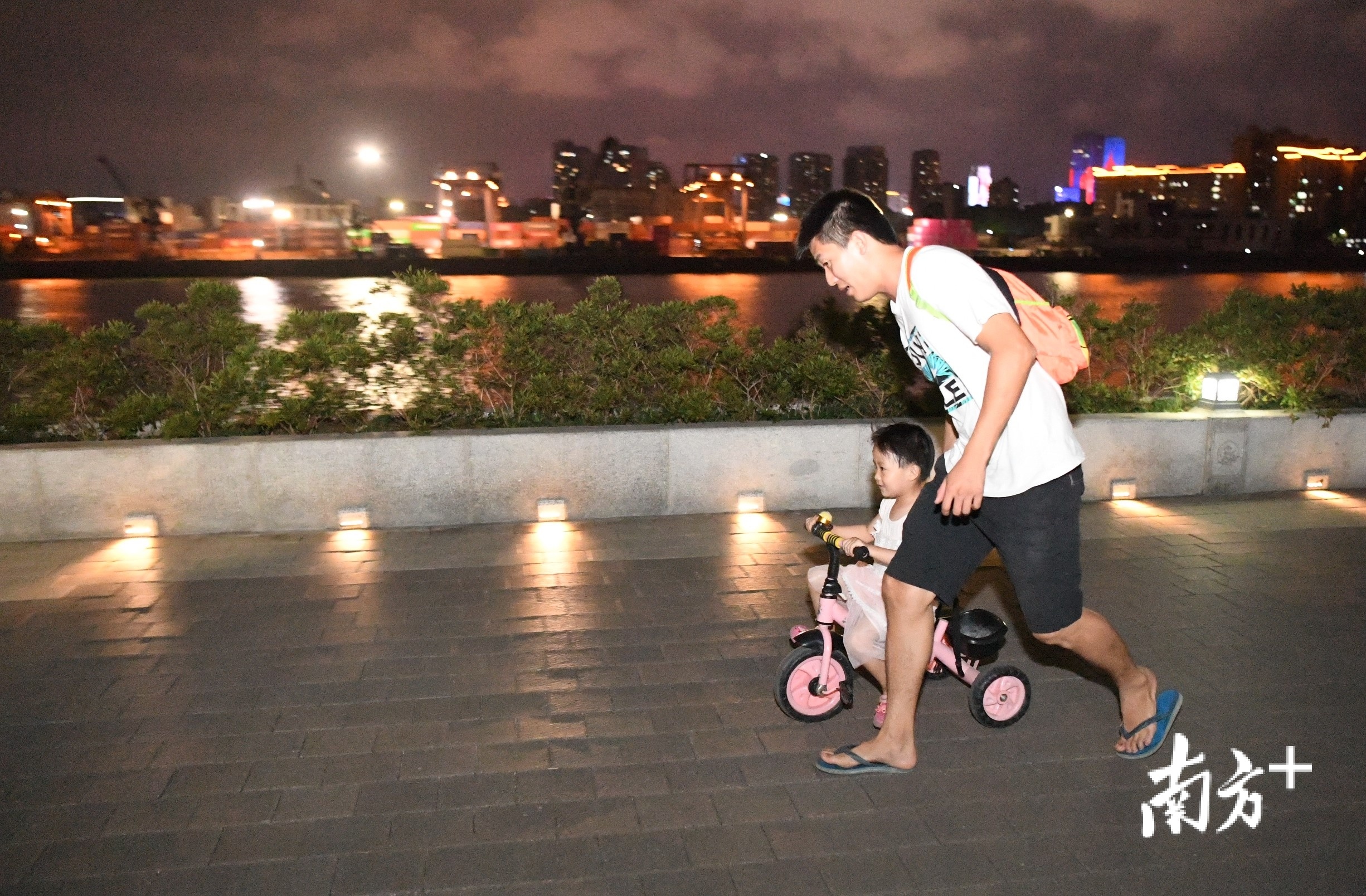 夜晚到这里踩单车的小朋友也不少.杨兴乐 摄