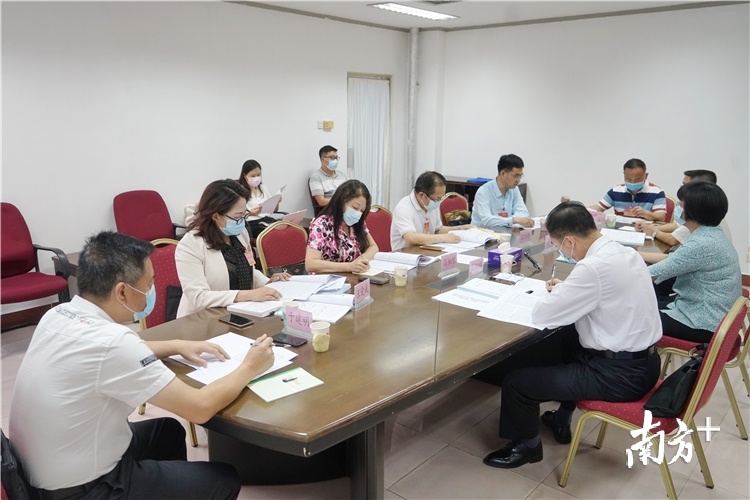 13日下午，清远市政协七届四次会议进行分组讨论。梁素雅 摄