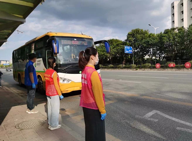 坪地街道义工维持公交站台秩序 坪地街道义工维持公交站台秩序