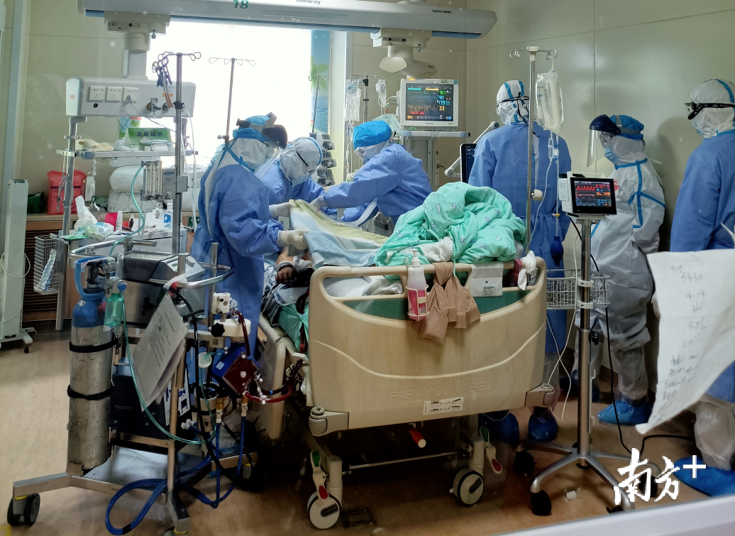 护理人员在做ECMO治疗、护理。受访者供图 护理人员在做ECMO治疗、护理。受访者供图