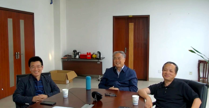 中国工程院院士卢秉恒(中)和西安交通大学机械学院教授李涤尘、田小永远程连线三水区委常委、乐平镇委书记何小玲。乐平镇供图 中国工程院院士卢秉恒(中)和西安交通大学机械学院教授李涤尘、田小永远程连线三水区委常委、乐平镇委书记何小玲。乐平镇供图