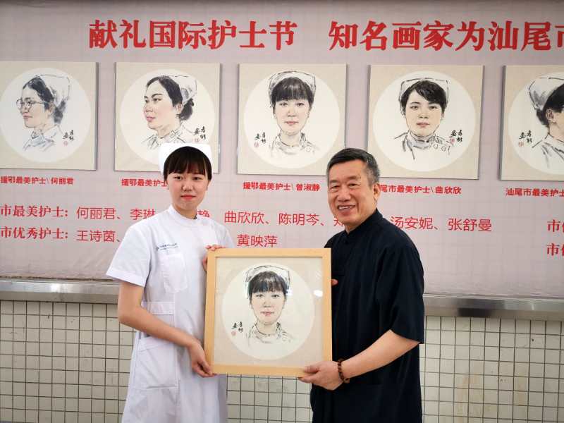 陈孝能为护士们送上肖像画作为护士节礼。