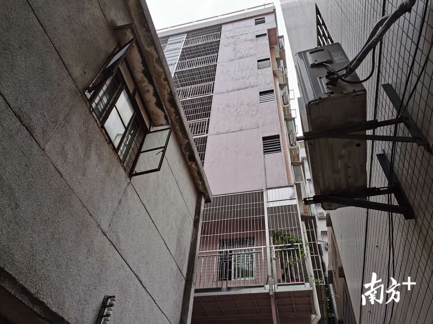 仅用几根柱子,就撑起了6层阳台,这栋违建存在极大的安全隐患。 仅用几根柱子,就撑起了6层阳台,这栋违建存在极大的安全隐患。