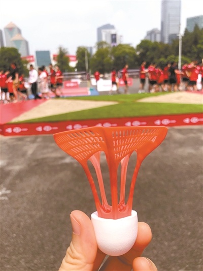 户外羽毛球运动是一个全新的项目,用球十分新颖。广州日报全媒体记者 杨敏 摄