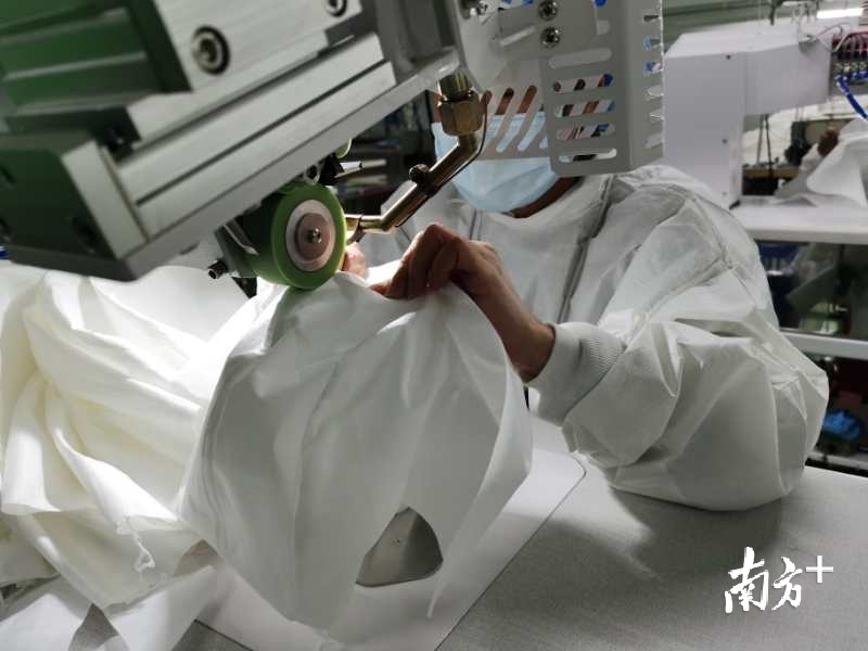位于九江的必得福厂房内，工人正在生产防护服。受访者供图