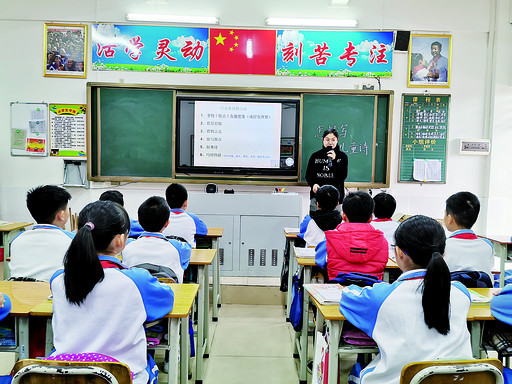 在南街第二小学，老师为学生上诗歌创作课。 西江日报记者 杨丽娟 摄