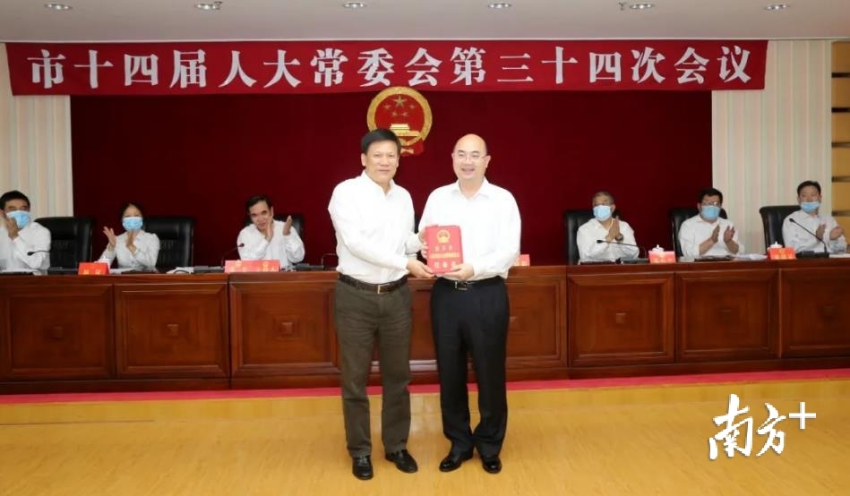 韶关市人大常委会党组副书记、副主任杨小明代表常委会组成人员为王瑞军颁发任命书。