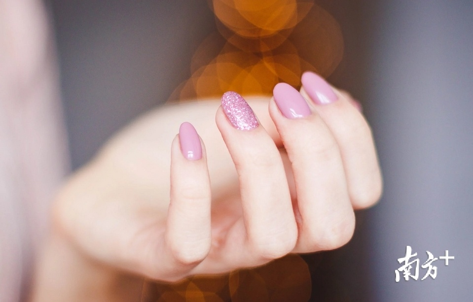 不少人喜欢做美甲