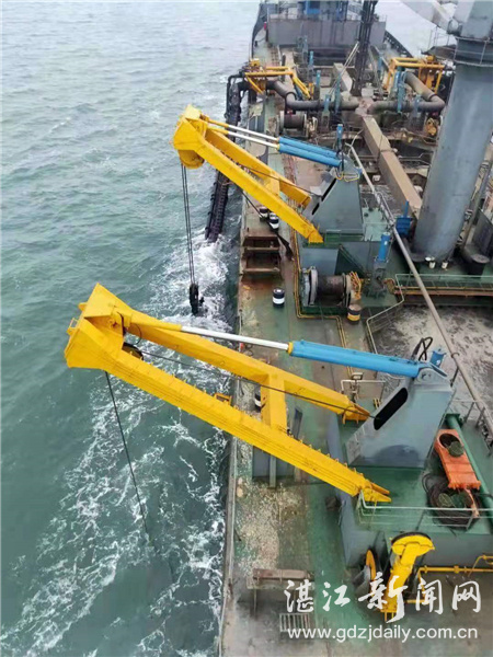 耙吸船“浚洋1”轮正在进行航道疏浚作业。 通讯员 张龙 摄