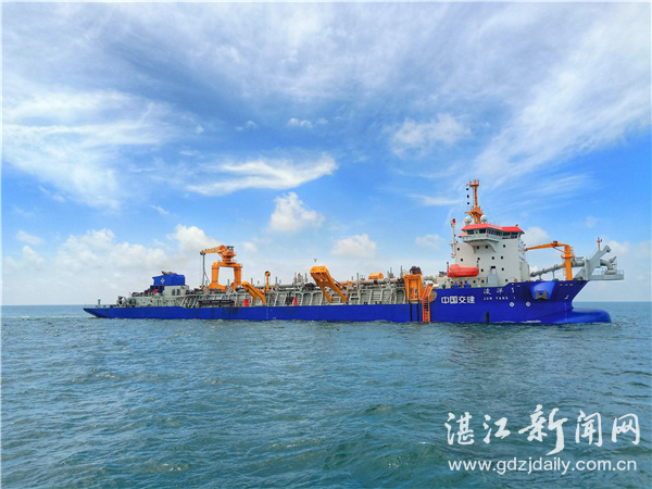 耙吸船“浚洋1”轮正在进行航道疏浚作业。 通讯员 张龙 摄